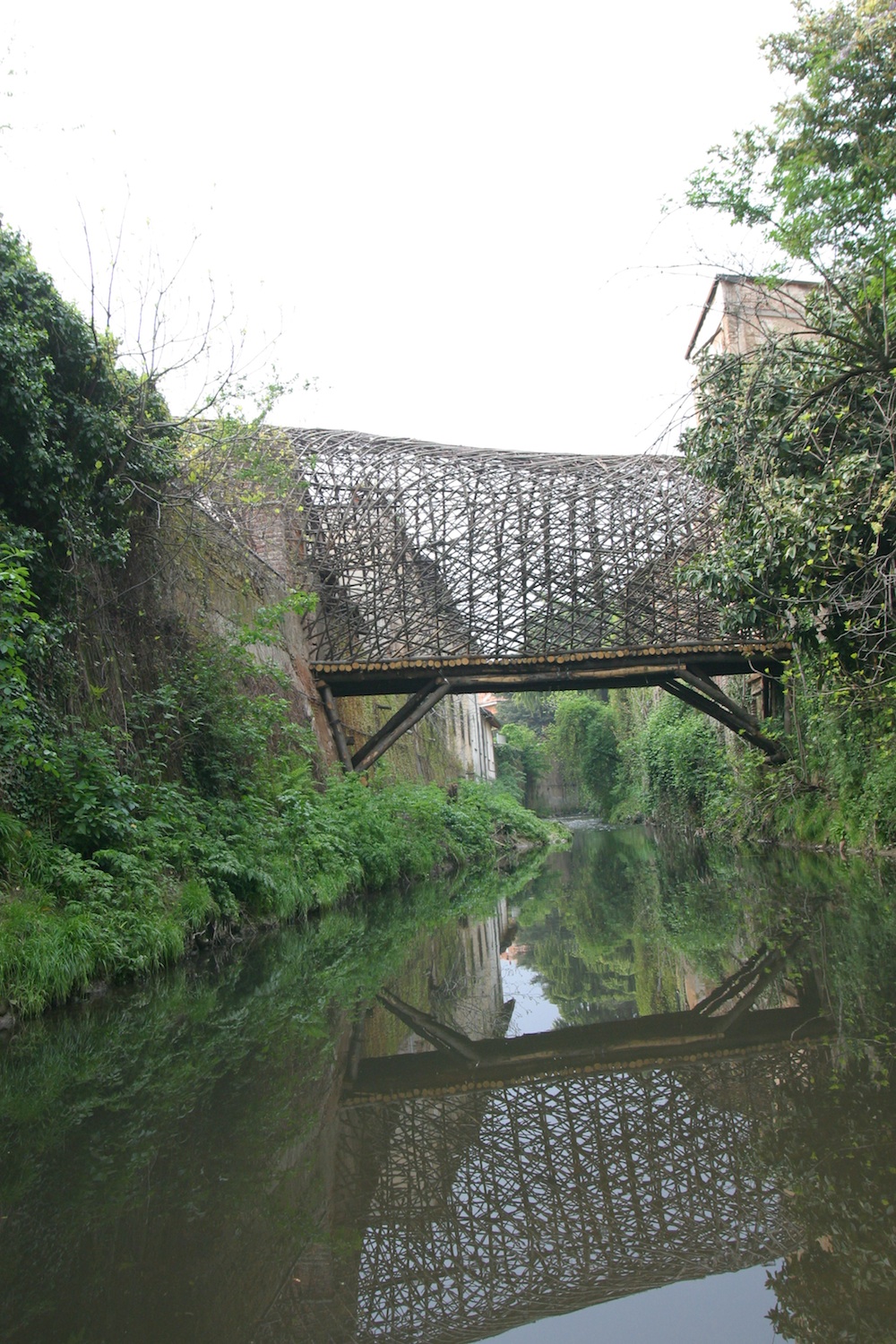 Passerella di gelsomini sul fiume perduto